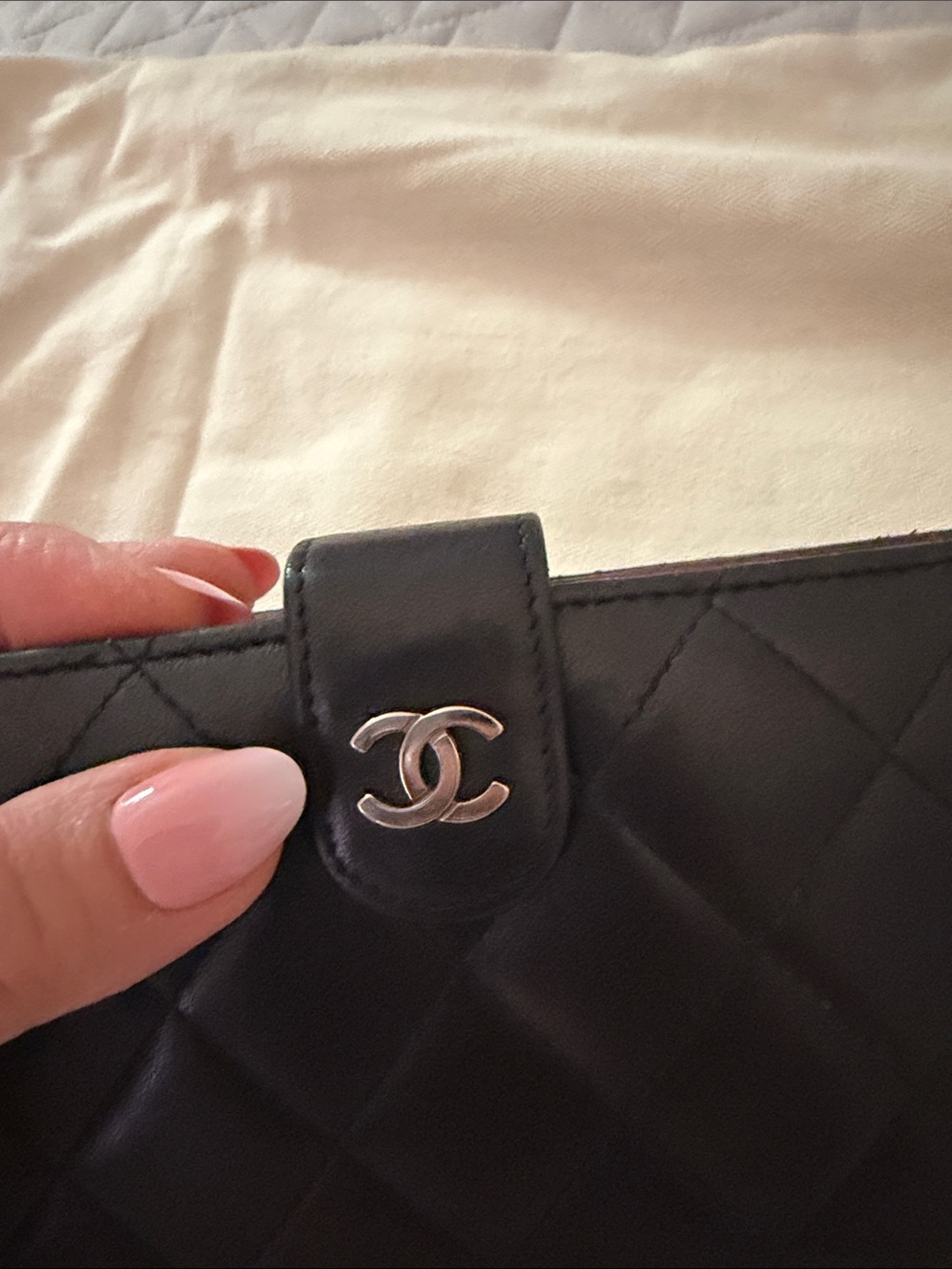 CHANEL Black Quilted soft Leather Snap Wallet with Silver CC Emblem - Picture 8 of 16